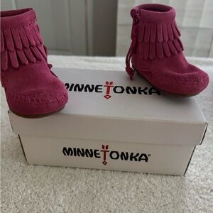 Minnetonka Kids Moccasins - Fuchsia Fringe